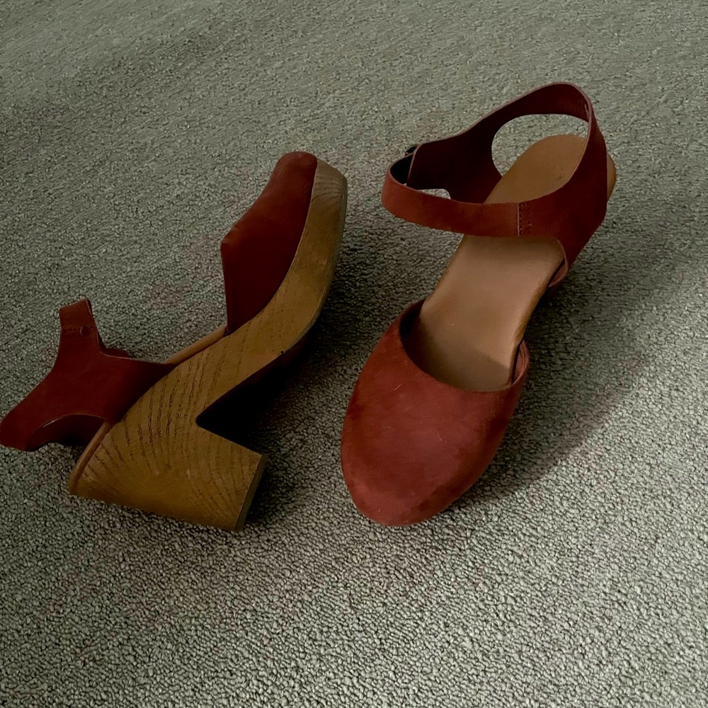 Copper color suede clog